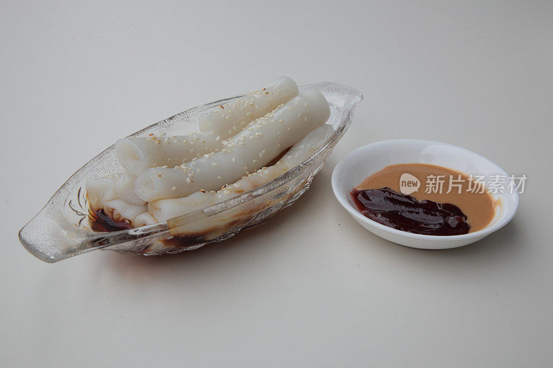 steamed rice noodle roll with sauce (斋肠粉)